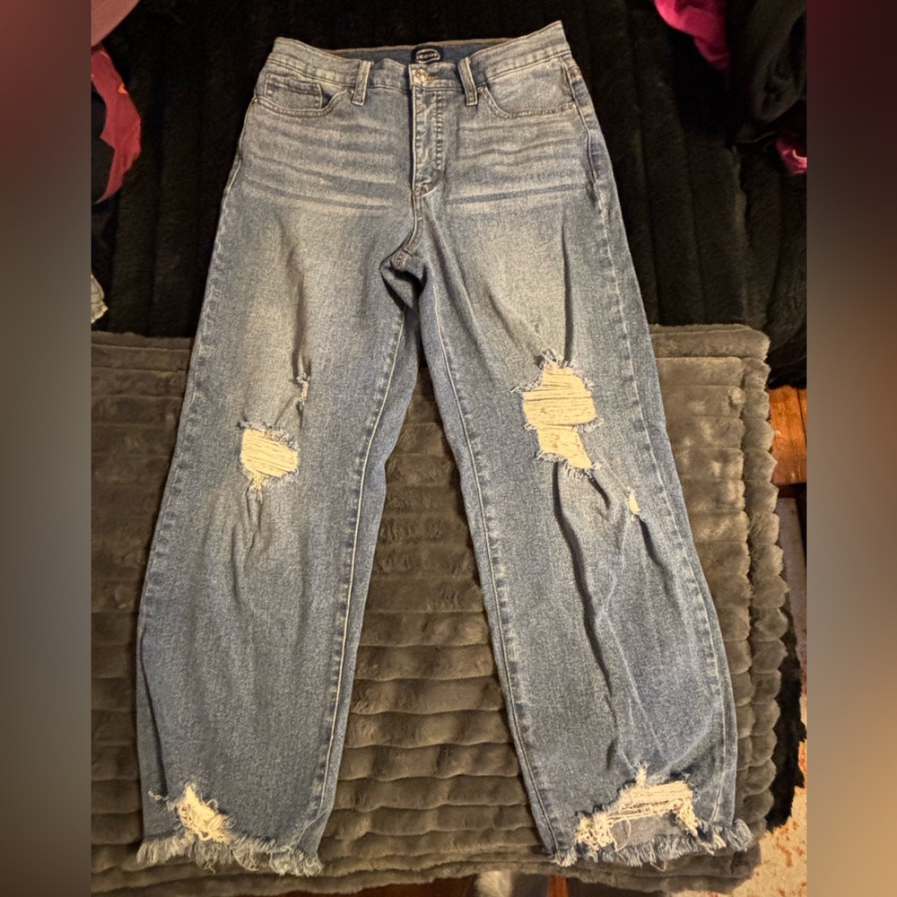 Stylish Distressed Blue Women's Cropped Jeans - Picture 2 of 6